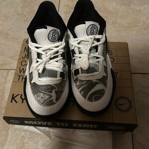 Nike Kyrie 8 sneakers